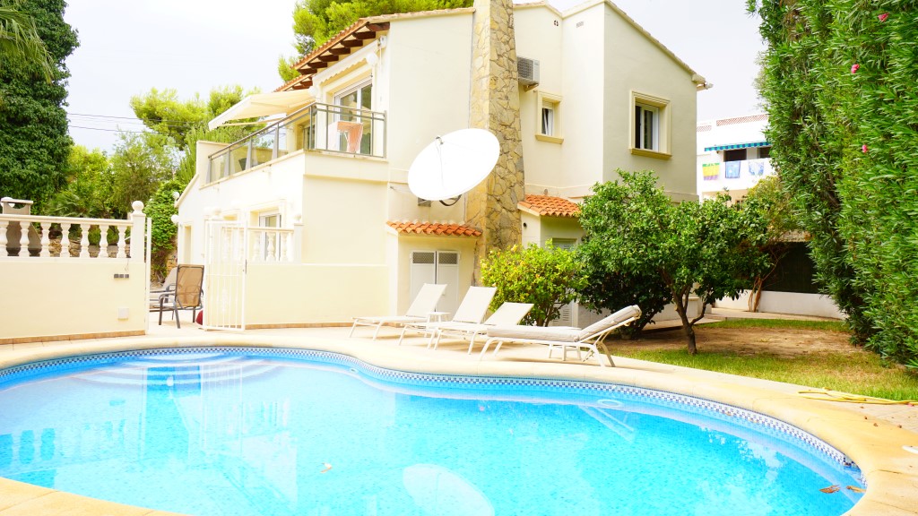 Villa with private swimming pool and terrace in La Fustera, close to the sea on the Benissa coast.