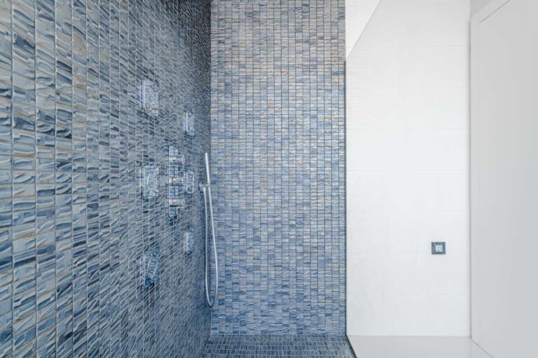 Walk-in shower with mosaic-style wall finish inside a luxury villa in Gran Sol, Calpe.