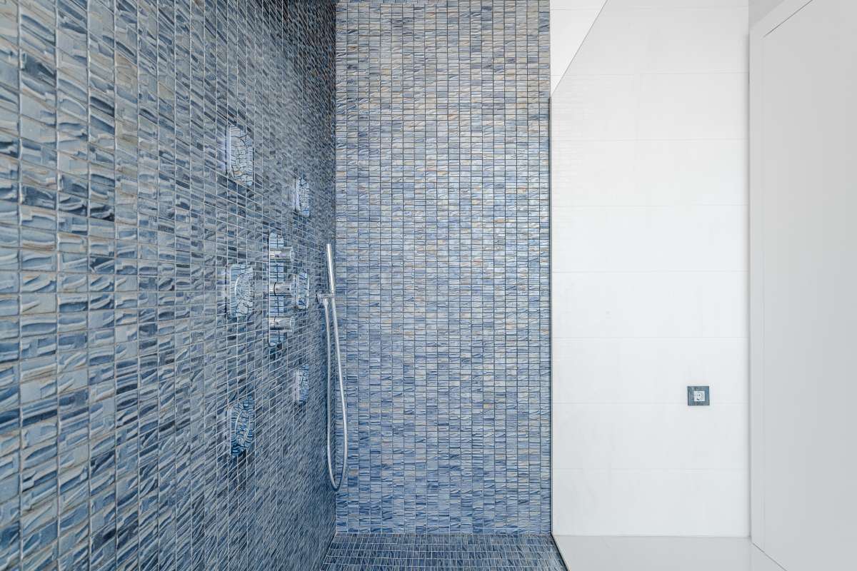 Walk-in shower with mosaic-style wall finish inside a luxury villa in Gran Sol, Calpe.