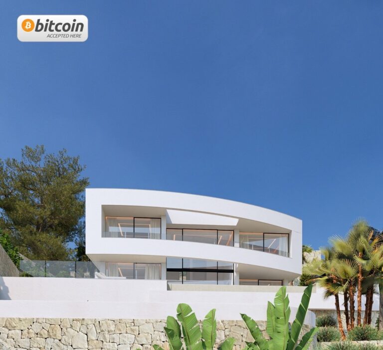 Moderne Villenfassade in Calpe mit geschwungener Fassade und Terrassen
