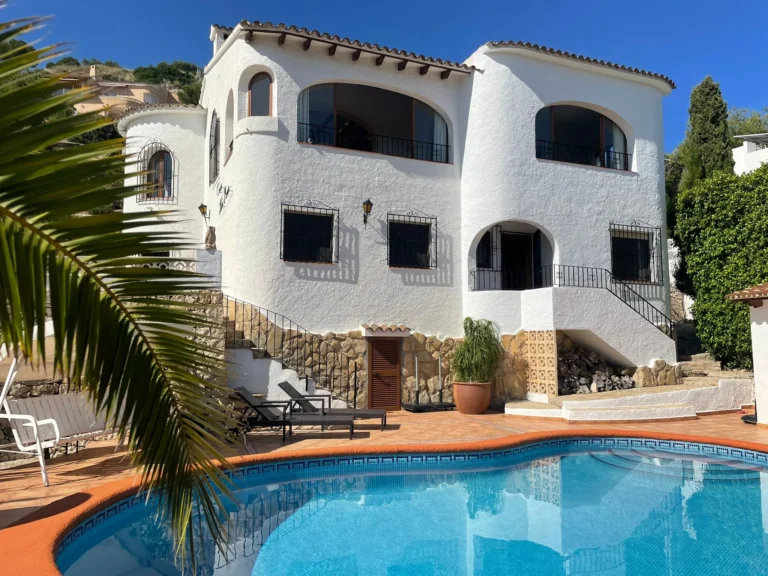 White villa with private swimming pool, terrace, and sunbathing area in Calpe.