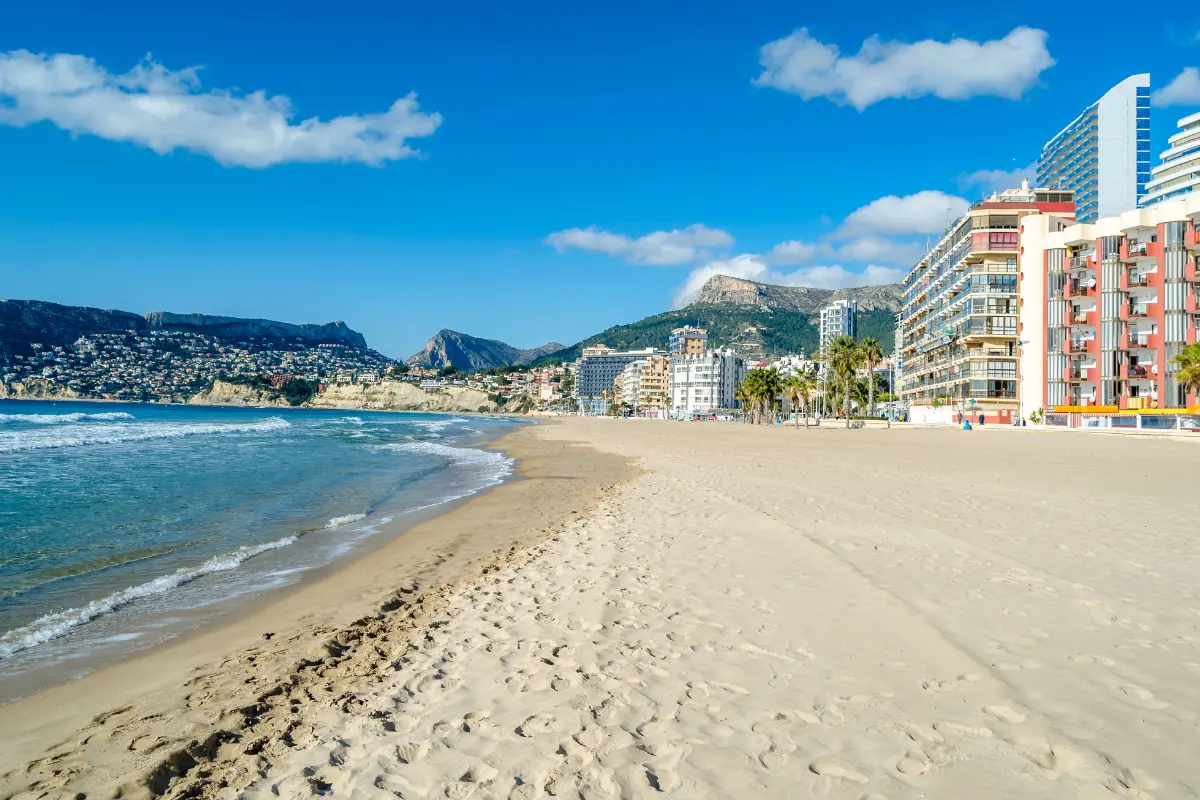 Arenal-Bol Beach in Calpe with beachfront apartments, soft sand and mountain views in the background
