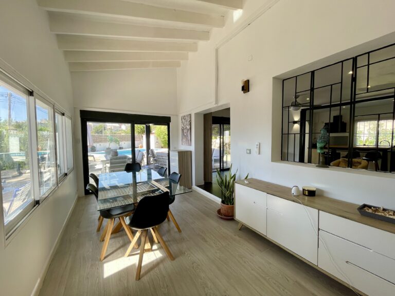 Bright dining area with built-in storage and large windows in a Calpe villa
