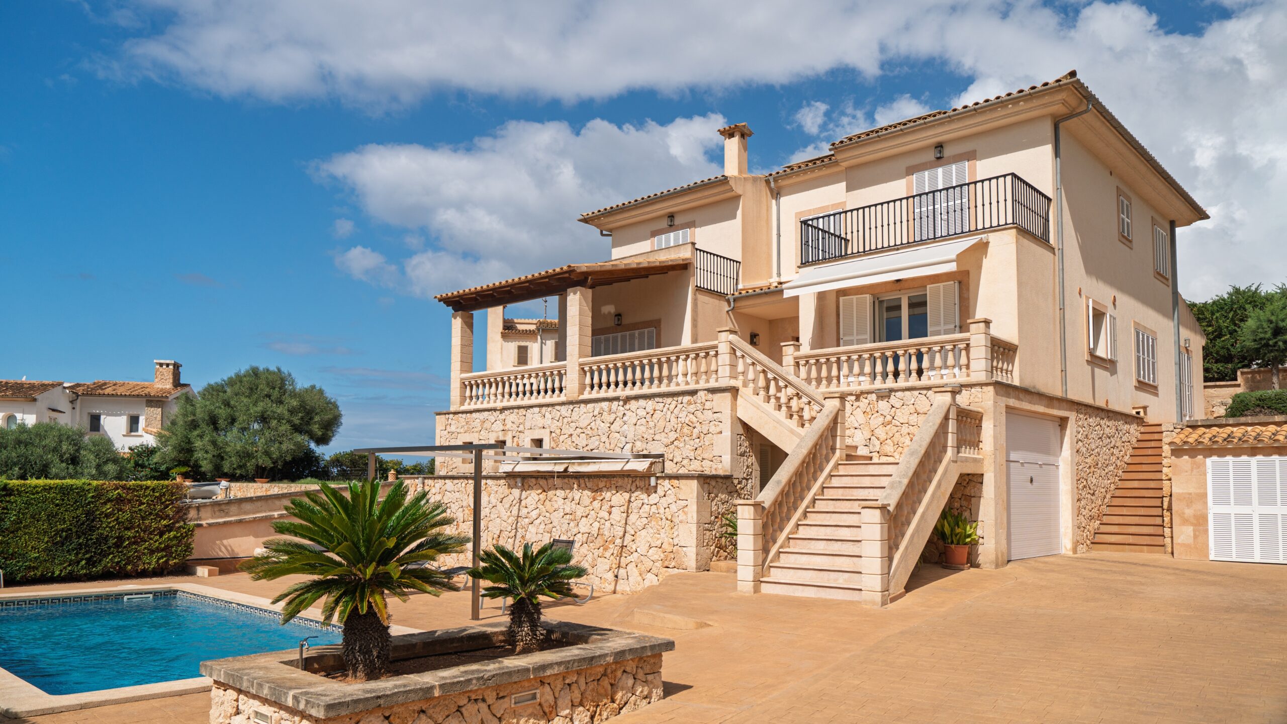 Villenaußenansicht mit Swimmingpool in Calpe für die Solinea-Immobilienbewertungsseite