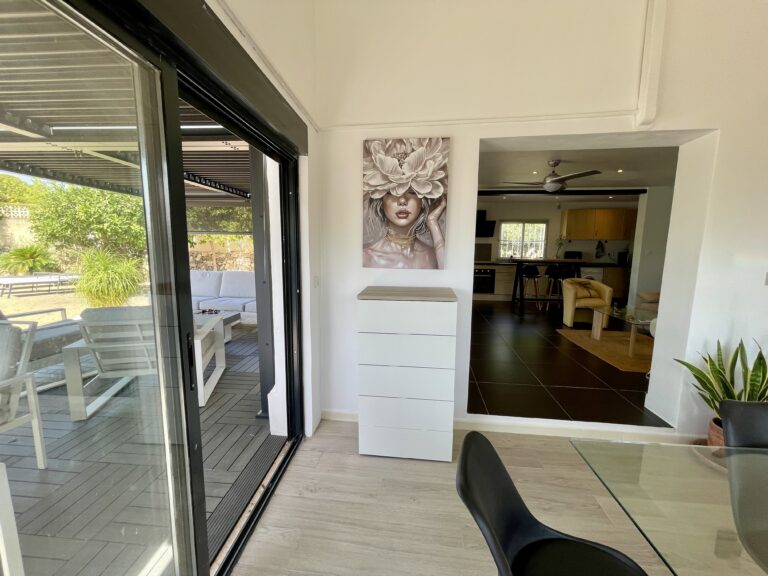 Home office space with terrace access in a villa within walking distance of Calpe town