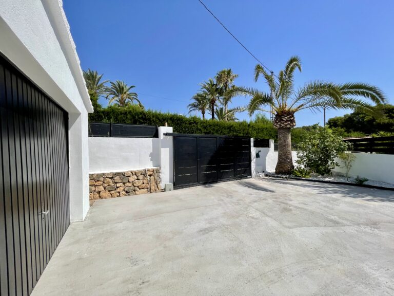 Private garage and gated parking area at a villa within walking distance of Calpe town