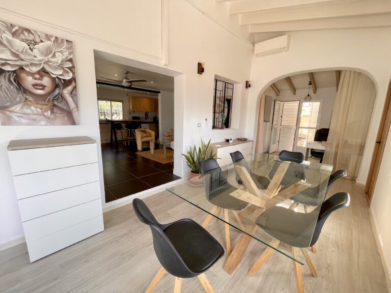 Spacious dining room connected to the living area and kitchen in a villa for sale in Calpe