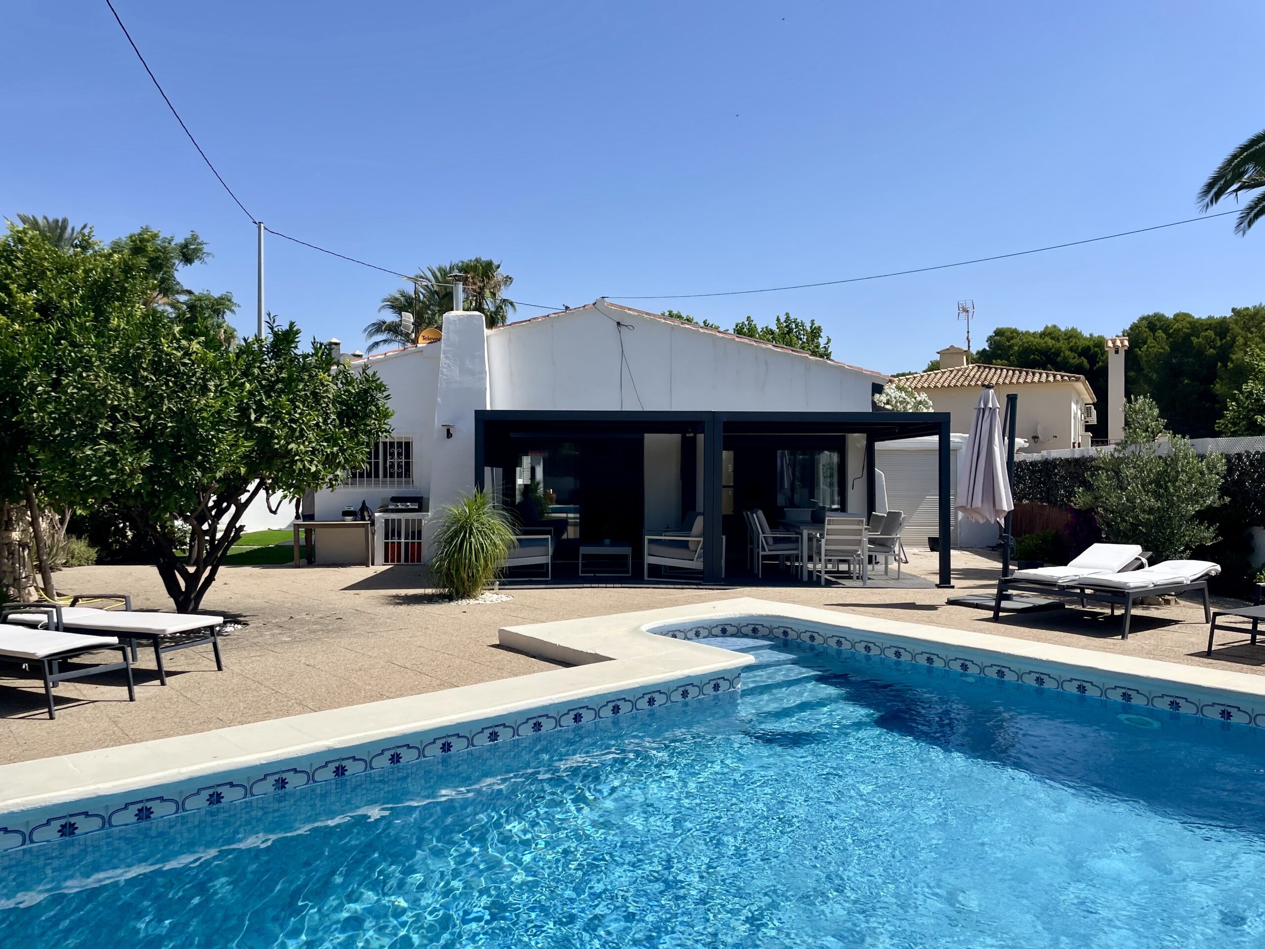 Villa for sale in Calpe with private swimming pool and sunny terrace