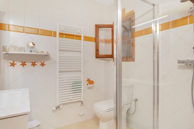 Bathroom with shower in the independent guest apartment of a sea view villa in Calpe