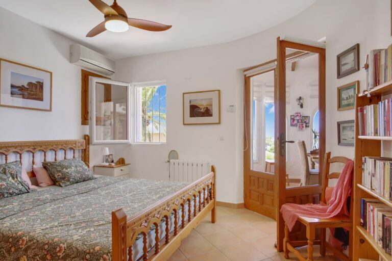Double bedroom in the independent guest apartment of a sea view villa in Calpe