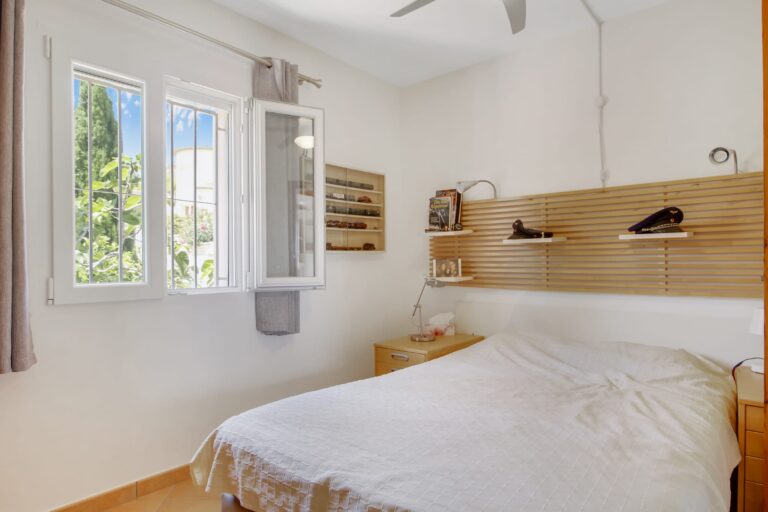 Double bedroom with ceiling fan in a villa with guest apartment in Calpe