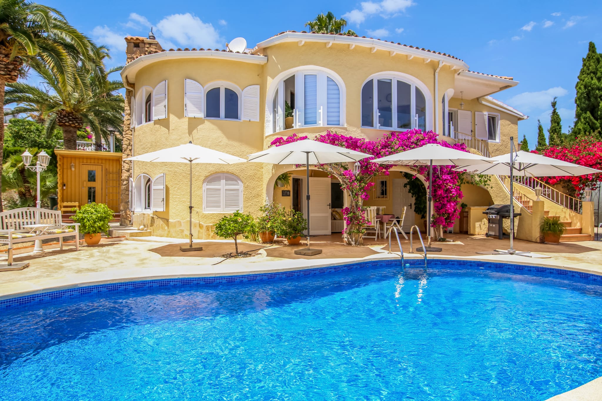 Sea view villa for sale in Calpe with private swimming pool and Mediterranean garden